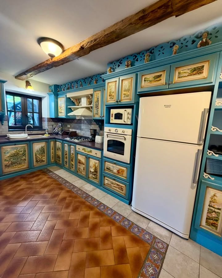 La Casa Ambient, până și bucătăria spune ceva despre povestea locului. 🤍 Mobilierul realizat de…